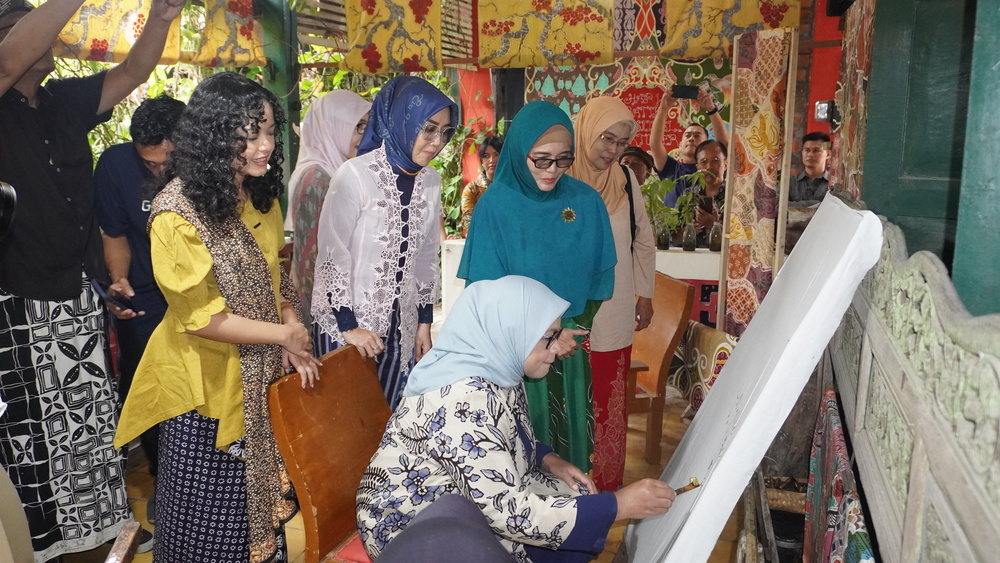 Fery Farhati Membatik di kampoeng batik Laweyan