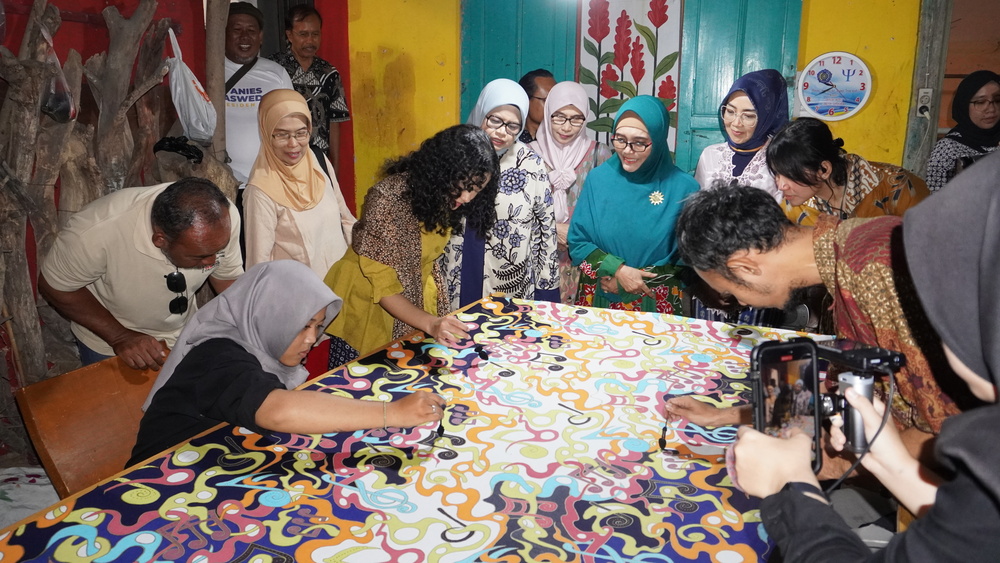 Mutiara dan Fery Farhati di kampoeng batik laweyan
